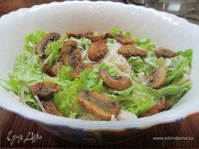 Салат с рисовой лапшой и грибами в сухарях