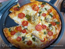 Пицца с двумя видами сыра, черри и базиликом