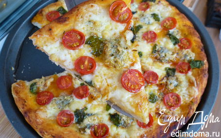 Рецепт Пицца с двумя видами сыра, черри и базиликом
