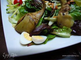 Теплый салат с артишоками-гриль, перепелиными яйцами и кедровыми орешками