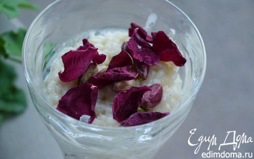 Рецепт Молочно-рисовый десерт с фисташками и лепестками роз