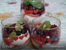 Разноцветные бокалы с лесными ягодами (Coppa variegata ai frutti di bosco)