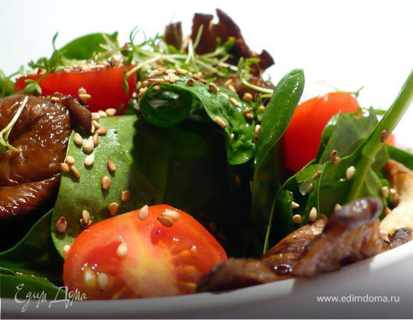 2. Салат со шпинатом и овощами