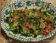 Теплый салат из бурого риса с брокколи и беконом