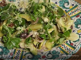 Салат с авокадо, картофелем и маслинами