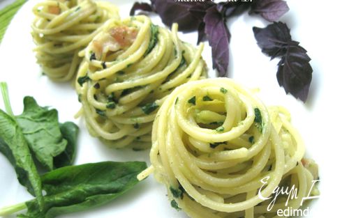 Рецепт Спагетти с базиликом, шпинатом и беконом