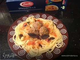 Спагетти с тефтельками с кедровыми орешками