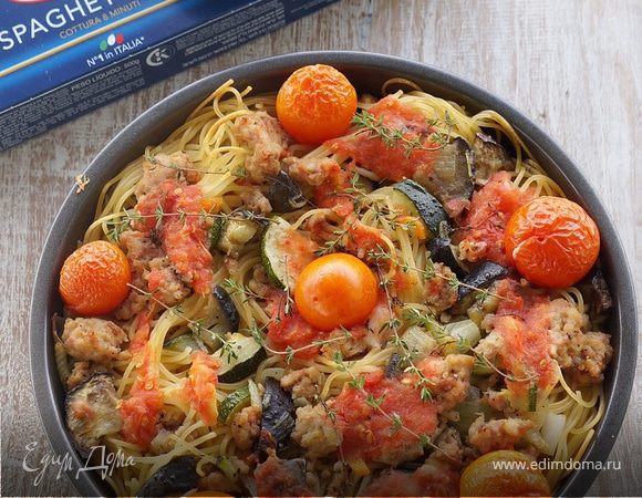 Спагетти, запеченные с овощами, куриным фаршем и томатами