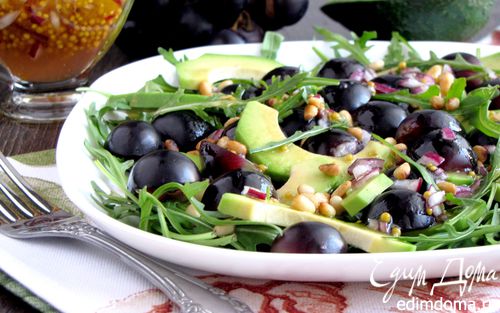 Рецепт Салат с авокадо и черным виноградом