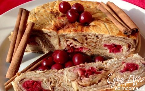 Рецепт Слоеный пирог-рулет с вишней и корицей на сковороде