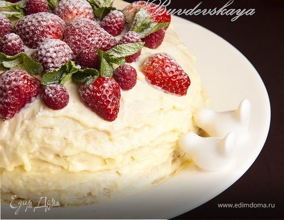Бисквитный торт-корзинка с заварным кремом и замороженными ягодами