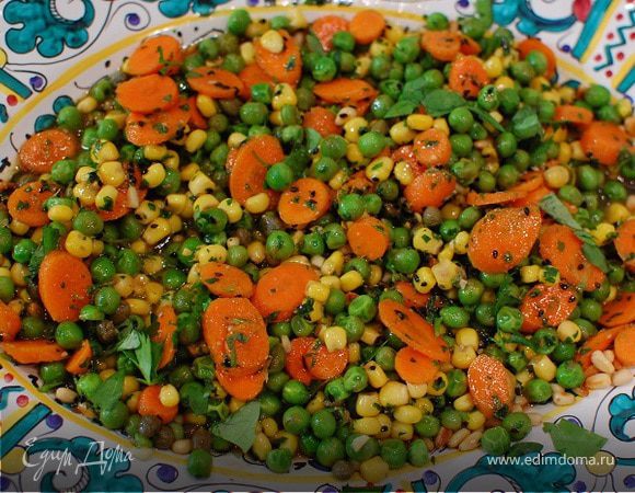 Салат из молодых овощей с соусом из петрушки