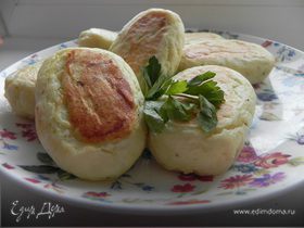 Картофельно-творожные пирожки с зеленью и яйцом