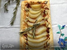 Пироги с грушей-пашот, карамелизированным луком и голубым сыром