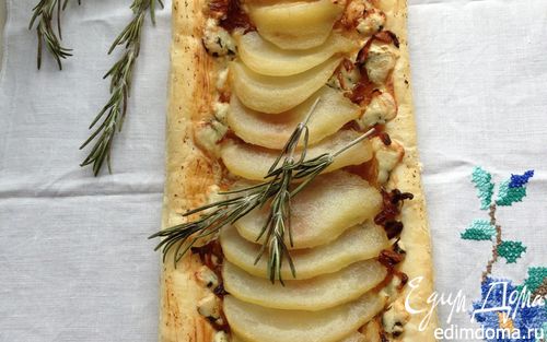 Рецепт Пироги с грушей-пашот, карамелизированным луком и голубым сыром