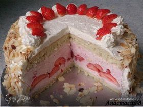 Торт "Клубничное искушение" с ванильными сливками