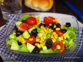 Салат с помидорами черри, кукурузой и оливками