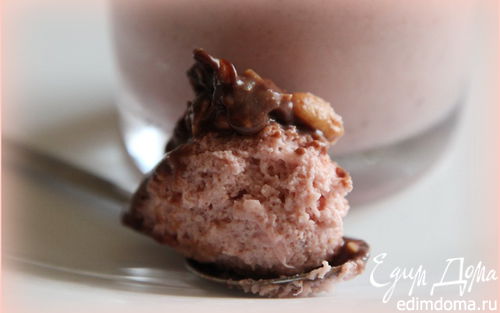 Рецепт Шоколадно-клубничный мусс с орешками