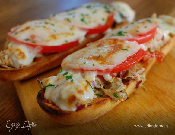 Средиземноморский горячий бутерброд с тунцом и артишоками