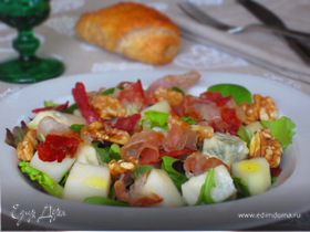 Салат с грушей, горгонзолой и беконом