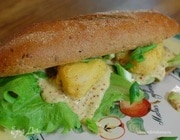 Сэндвич с рыбой в кляре и листьями салата