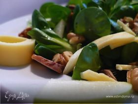 Летний салат с сыром, яблоком и шампиньонами