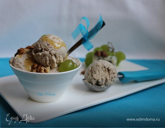 Грушевое мороженое с голубым сыром и грецкими орехами