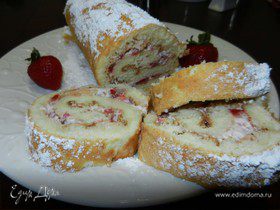 Рулет с клубникой и сливками (Cream-filled cake roll)