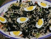 Рисовый салат с морскими водорослями и яйцами