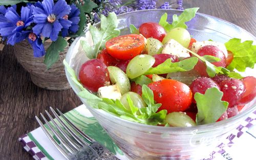 Рецепт "Круглый" салат из винограда, черри и моцареллы