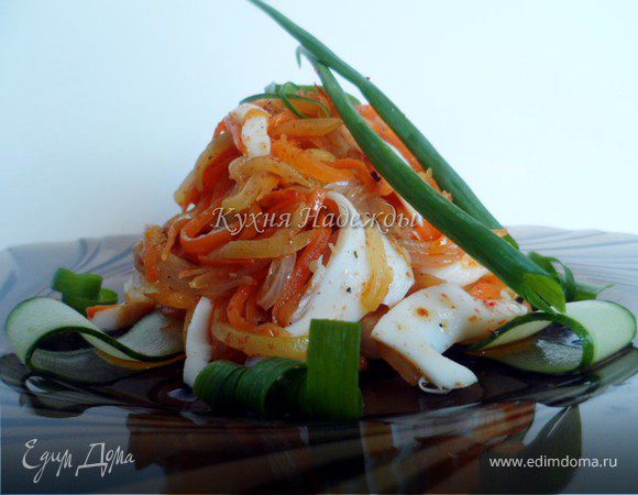Салат с кальмарами - салат из консервированных кальмаров с яйцами, морковью и кукурузой