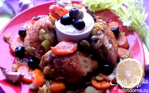Рецепт Куриные бёдра с овощами и соусом