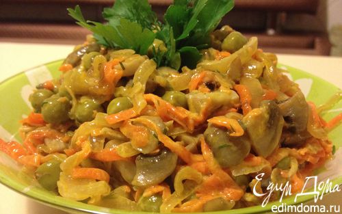 Рецепт Салат с шампиньонами и зеленым горошком