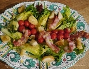 Салат с помидорами черри, беконом и крутонами