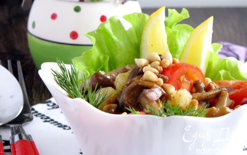 Рецепт Салат с опятами, овощами и кедровыми орешками