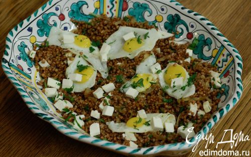 Рецепт Гречка с перепелиными яйцами и овечьим сыром