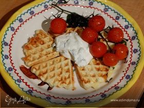 Сырные вафли с творогом и карамелизированными помидорами