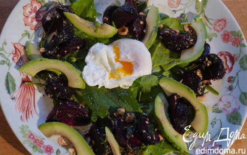 Рецепт Салат со свеклой, авокадо и яйцом пашот
