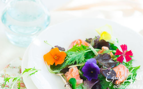 Рецепт Овощной салат с цветами и лаймовым лососем
