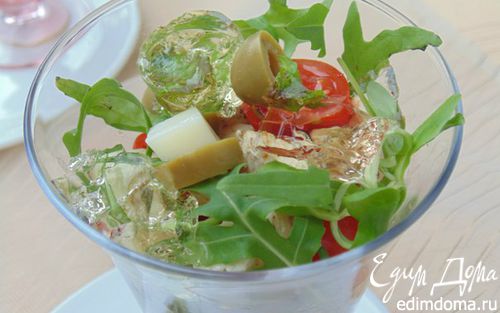 Рецепт Салат-коктейль с курицей, сыром и кусочками винного желе