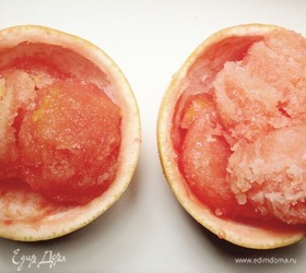 Сорбе из розового грейпфрута в грейпфрутовых чашечках
