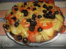 Омлет с фаршем, картофелем, болгарским перцем и маслинами