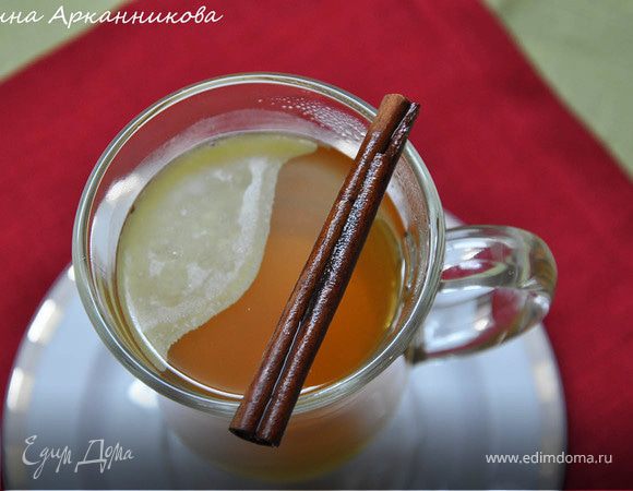 Горячий яблочный напиток со специями и сливочным маслом