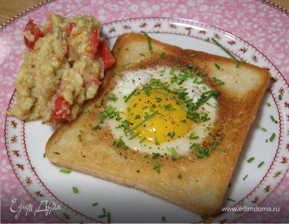 Яйца, запеченные в гренках, с соусом из авокадо