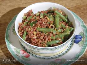 Салат из красного риса со стручковой фасолью