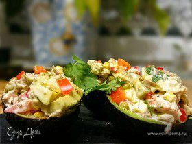 Авокадо, фаршированный салатом из тунца