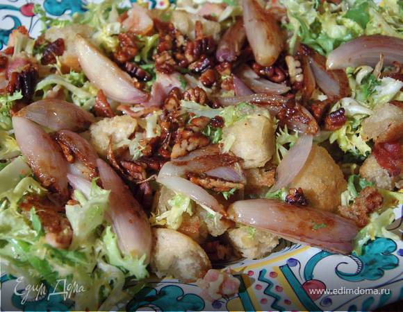 Лионский салат с карамелизированным луком и орехами