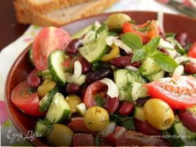 Иберийский салат из красной фасоли с оливками