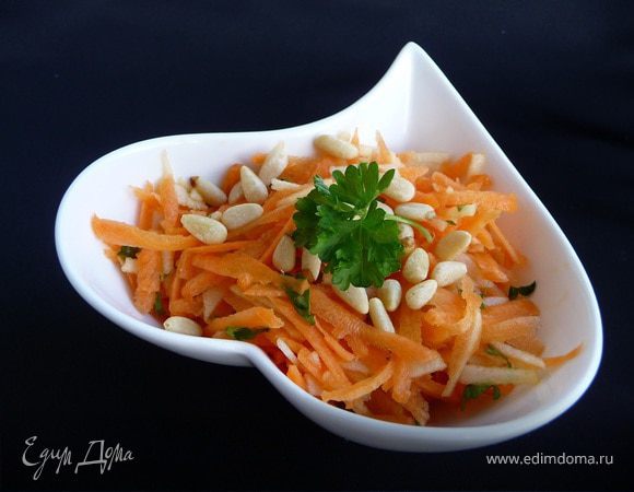 Сладкий салат с морковью и яблоками