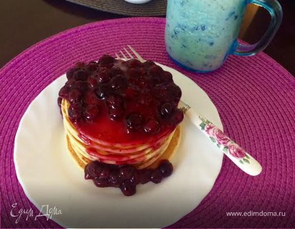 Pancakes with blueberry syrup (Панкейки)